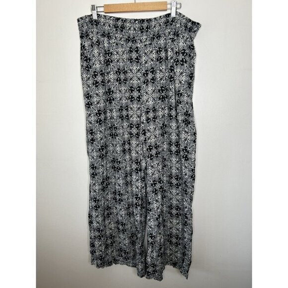 Torrid Womens Pants Floral Black White Challis Pull On Boho High Rise Size 3 - Picture 2 of 11